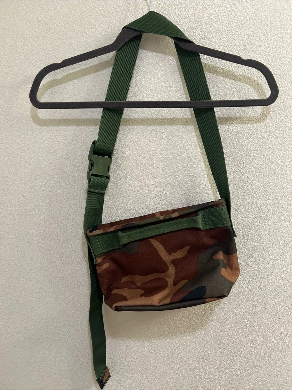 Herschel • mini camo messenger bag